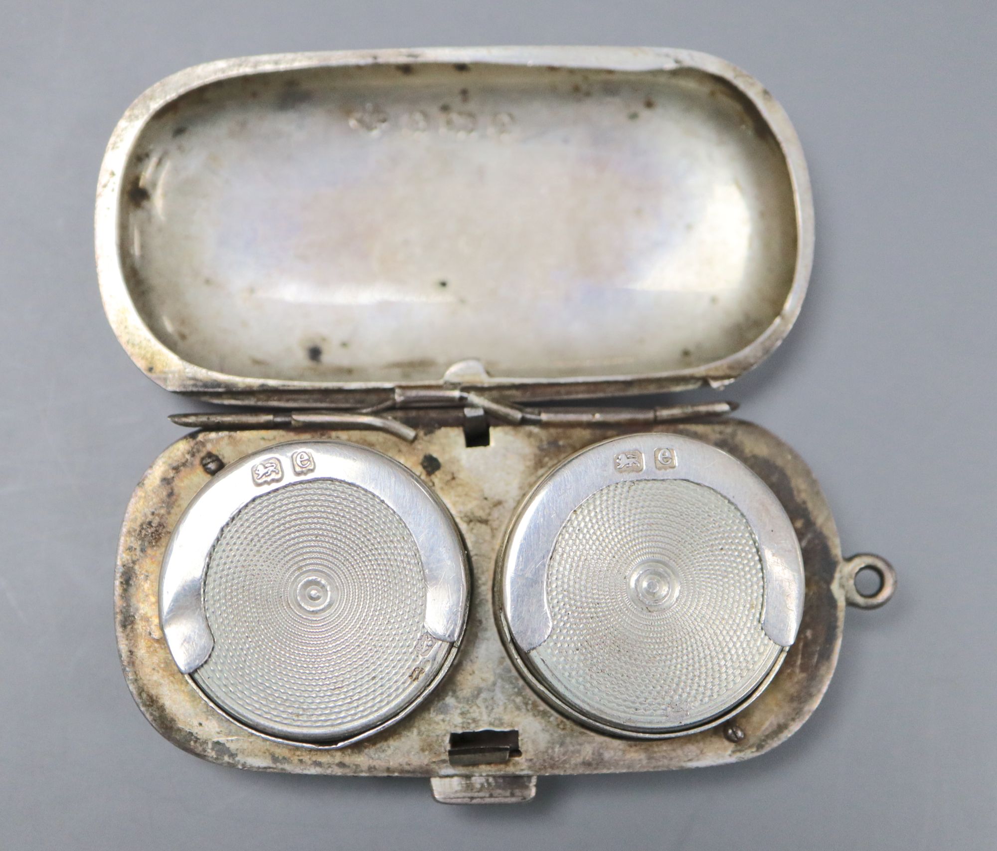 A pair of Edwardian silver shell salts and spoons and a similar twin compartment sovereign case, 61mm